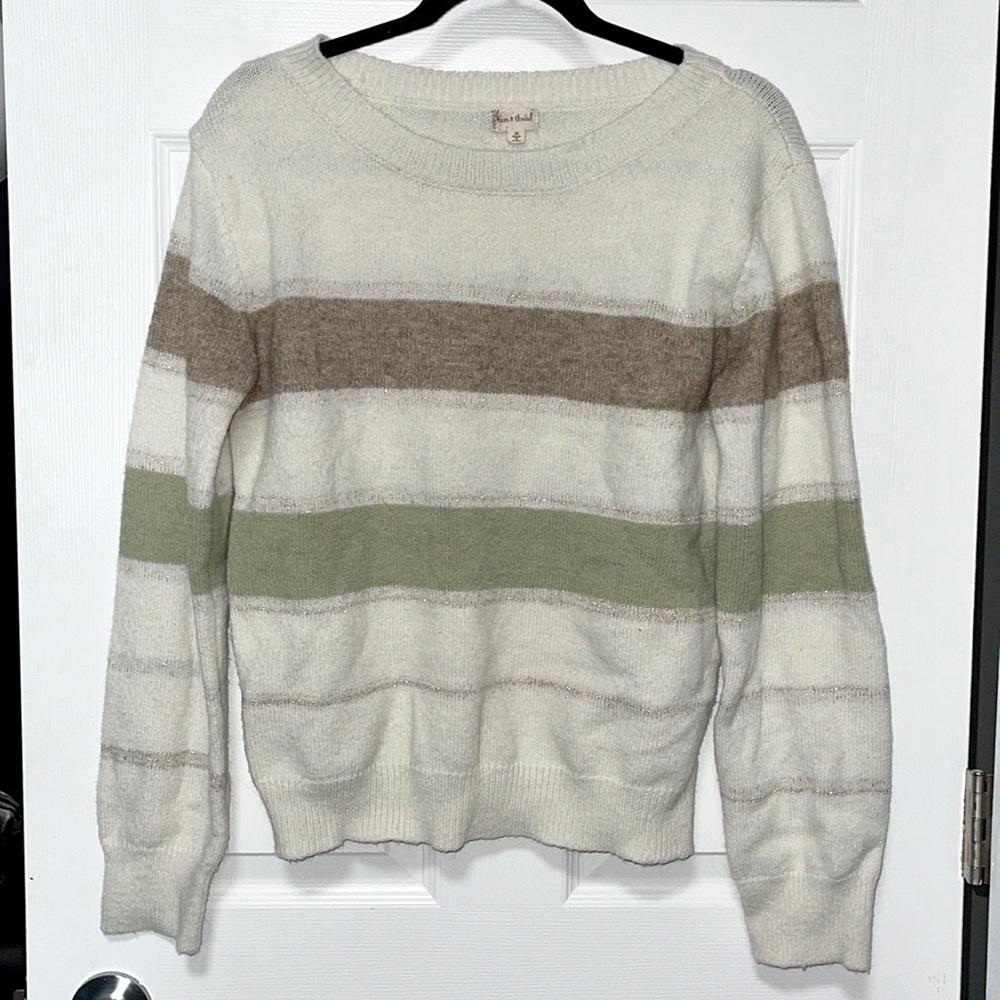 Striped hem and thread sweater